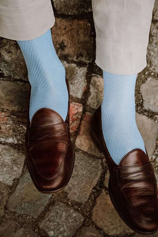 Chaussettes à motif écailles, couleur bleu ciel, en 100% fil d'Écosse. Mi-bas (hautes) pour homme, de la marque Bresciani. Chaussettes fines, au toucher net et durables. Pointures : du 39 au 45