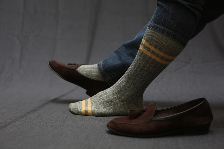 Chaussettes à bandes kaki et jaune, en 54% Lin, 26% Coton, 18% Polyamide et 2% Élasthanne. Modèle de mi-mollet (courtes) pour homme, de la marque Mazarin. Chaussettes aérées, douces et souples. Pointures : du 40 au 45