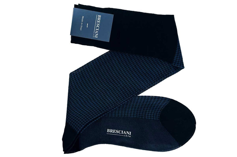 Chaussettes au motif pied-de-poule de couleurs bleu marine et bleu pétrole, en 100% fil d'Écosse. Modèle de mi-bas (hautes) pour homme, de la marque Bresciani. Douces, fines, durables. Pointures : du 40 au 43