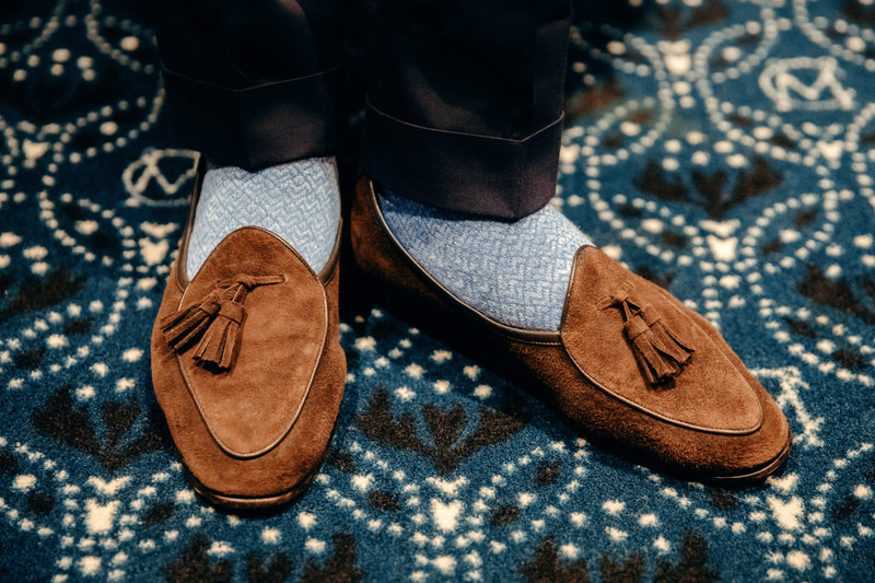 Chaussettes de la marque Bresciani composées à 75% de fil d'Écosse et 25% de lin, de couleur bleu chiné et bleu ciel. Modèle pour homme de mi-bas (chaussettes hautes), très aérées, confortables et légères. Idéales pour l'été, à porter avec des chaussures de ville. Pointures : du 39 au 45.