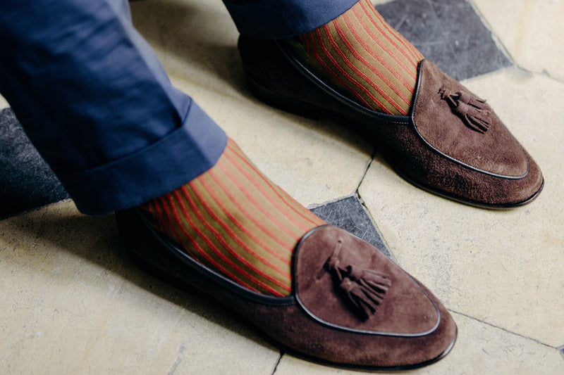 Chaussettes muschio (verte et rouge), en 50% soie, 45% fil d'Écosse, 5% polyamide. Modèle de mi-bas (chaussettes hautes) pour homme. Légères, durables, fines et douces. Pointures : du 39 au 45