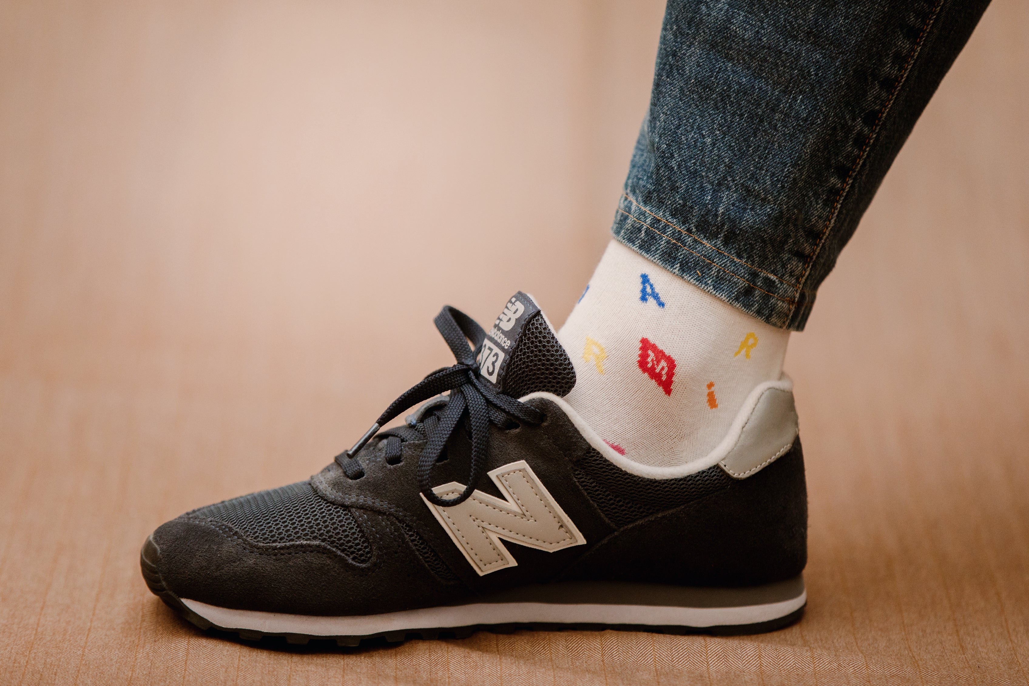 Chaussettes mi-mollet (courtes) blanches avec motif lettres Mazarin multicolore. Modèle pour homme en coton lisse extra-doux. Pointures : du 41 au 44.