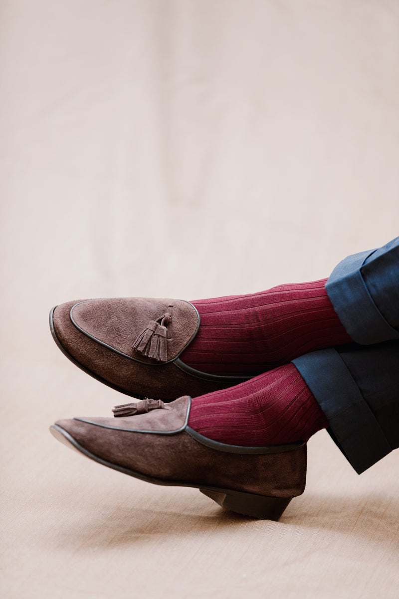 Chaussettes couleur bordeaux de la gamme fil d'écosse super-solide de Mazarin. Modèle tricoté en Italie, renforcé en polyamide pour plus de résistance à l'usure, épaisseur intermédiaire. Chaussettes pour homme, pointures du 39 au 47.