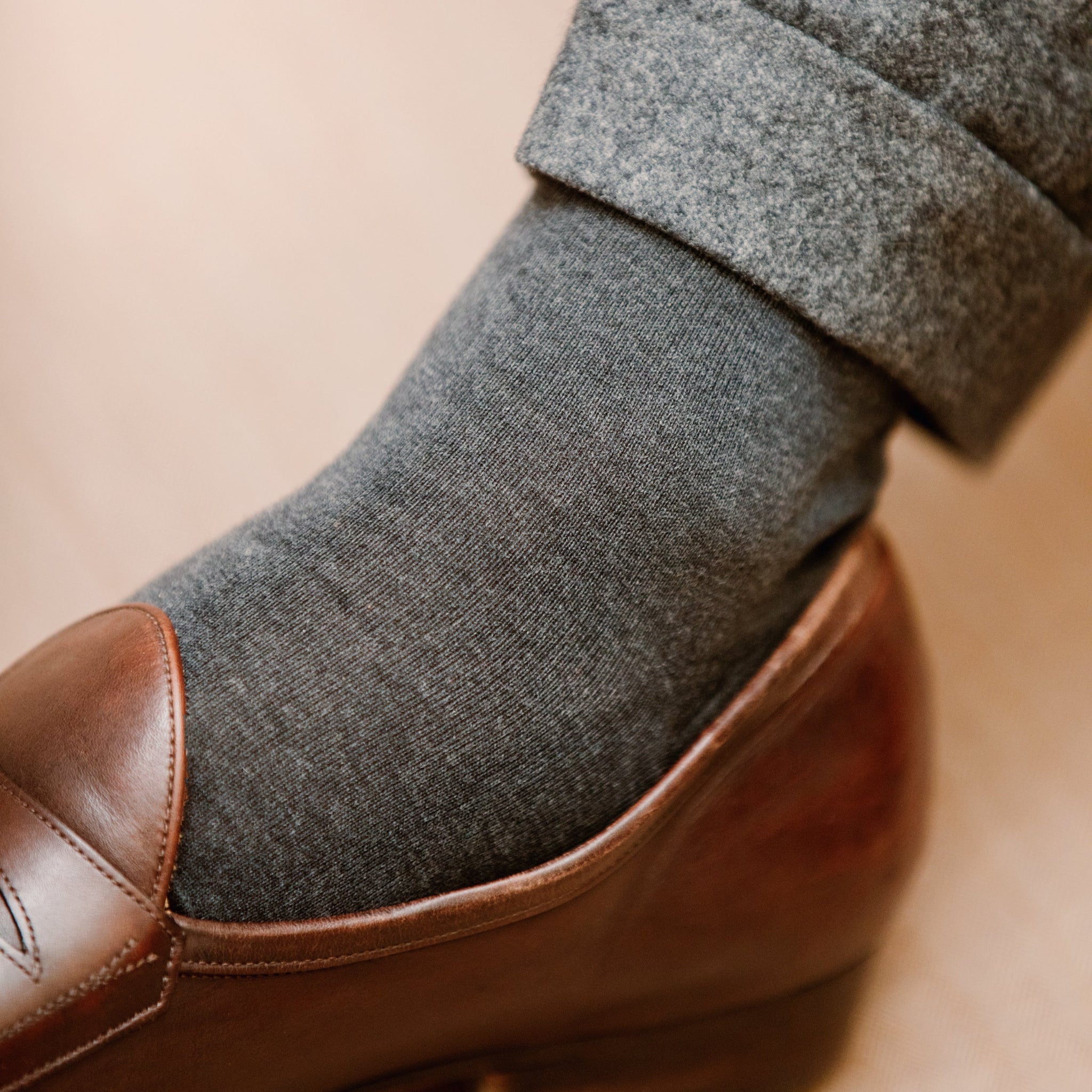 Chaussettes gris moyen mi-mollet (courtes) de la maque Mazarin. Modèle lisse sans cotes en coton exrta-doux. Pour homme et femme, du 36 au 47.