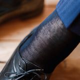 Chaussettes noires en voile de coton de la marque Gammarelli, fabriquées en Italie. Le voile de coton est une matière très fines et légèrement transparente. Modèle mi-bas (hautes) pour homme, disponibles du 36 au 49.