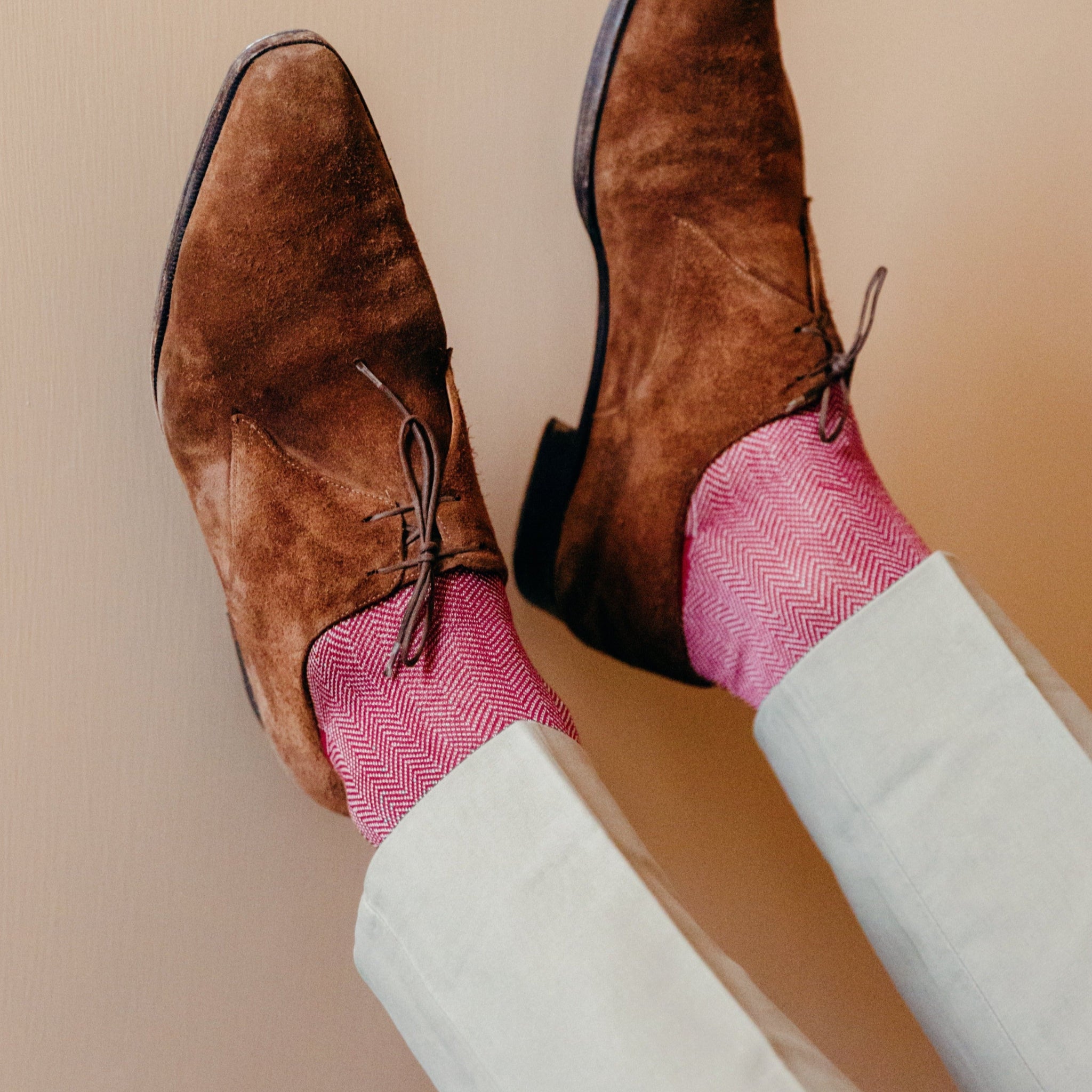 Chaussettes au motif chevrons de couleurs cerise et beige, 100% fil d'Écosse. Modèle de mi-bas (chaussettes hautes) pour homme, de la marque Bresciani.  Souples, douces et durables. On peut les associer à un pantalon beige ou des souliers marrons. Pointures : du 39 au 45