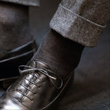 Chaussettes à motif chevrons de couleurs noir et gris, en 100% fil d'Écosse. Modèle pour homme de mi-bas (chaussettes hautes) de la marque Bresciani. Des chaussettes souples et douces, qui s'associent à des tenues élégantes et formelles. Pointures : du 39 au 49