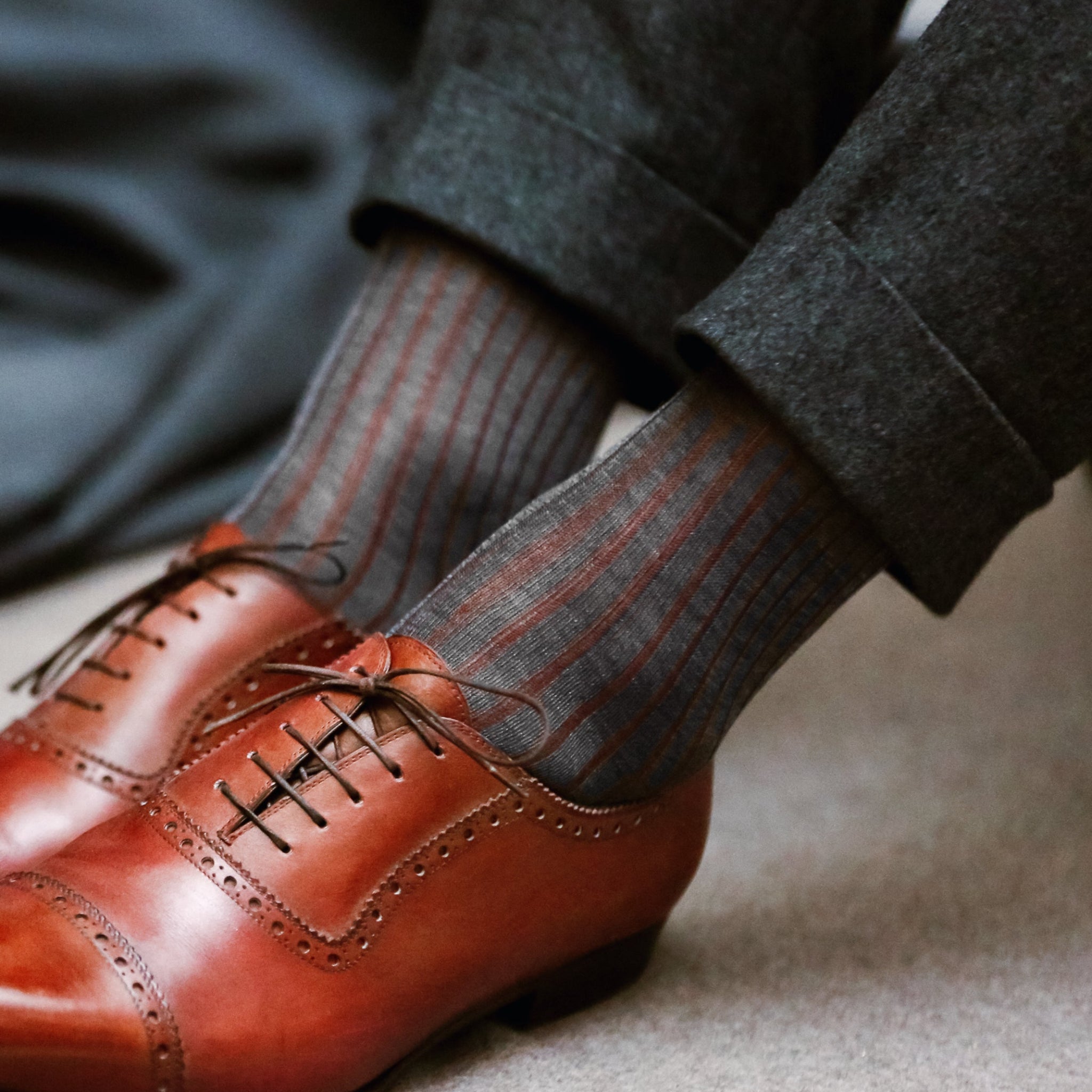 Chaussettes au motif rayé de couleurs gris et cuire en 100% fil d'Écosse. Modèle pour homme de mi-bas (chaussettes longues) de la marque Bresciani. Légères, douces et souples, elles s'associent aux tenues formelles. Pointures : du 39 au 45 