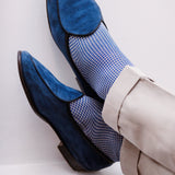 Chaussettes au motif pied-de-poule de couleur beige et bleu roi en 100% fil d'Écosse. Modèle de mi-bas (chaussettes hautes) pour homme de chez Bresciani. Ces chaussettes confortables et douces s'adaptent très bien à une tenue décontractée. Pointures : du 39 au 45 