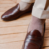 Chaussettes au motif pied-de-poule de couleur chocolat et beige en 100% fil d'Écosse. Modèle de mi-bas (chaussettes longues) pour homme de la marque Bresciani. Chaussettes durables, fines et douces. S'associent avec une paire de chaussures de ville Pointures : du 39 au 45.