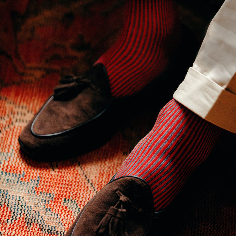 Chaussettes au motif à rayures "transat" de couleur denim et rouge en 100% fil d'Écosse. Modèle de mi-bas (chaussettes hautes) pour homme de la marque Mazarin. Souples et douces, durables. Des chaussettes particulièrement adaptées sur un pantalon bleu marine ou des tenues d'autres couleurs. Pointures : du 39 au 45. 