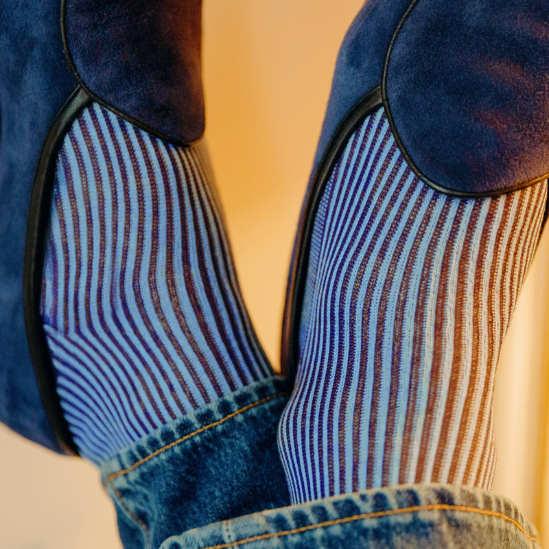 Chaussettes à rayures "transat" de couleurs encre et bleu ciel, en 100% fil d'Écosse. Mi-bas (hautes) pour homme, de la marque Bresciani. Durables, légères et net au toucher. Pointures : du 39 au 45