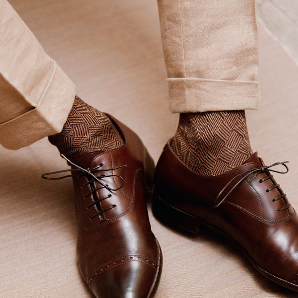 Chaussettes marron & beige foncé motif losange en laine nattée et coton de la marque Bresciani. Modèle mi-bas (chaussettes hautes) pour homme, pointures du 39 au 45. Chaussettes d'hiver fines, idéales pour les chaussures de ville.