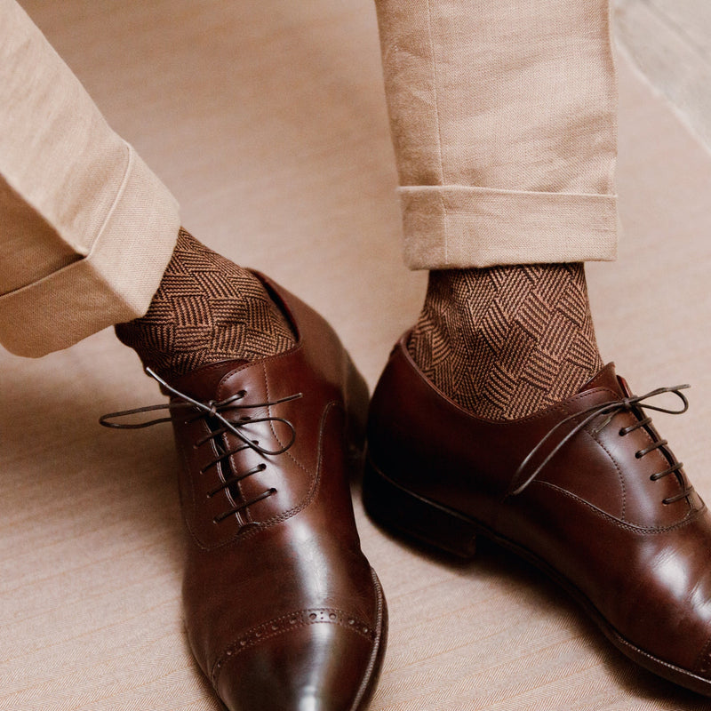 Chaussettes marron & beige foncé motif losange en laine nattée et coton de la marque Bresciani. Modèle mi-bas (chaussettes hautes) pour homme, pointures du 39 au 45. Chaussettes d'hiver fines, idéales pour les chaussures de ville.