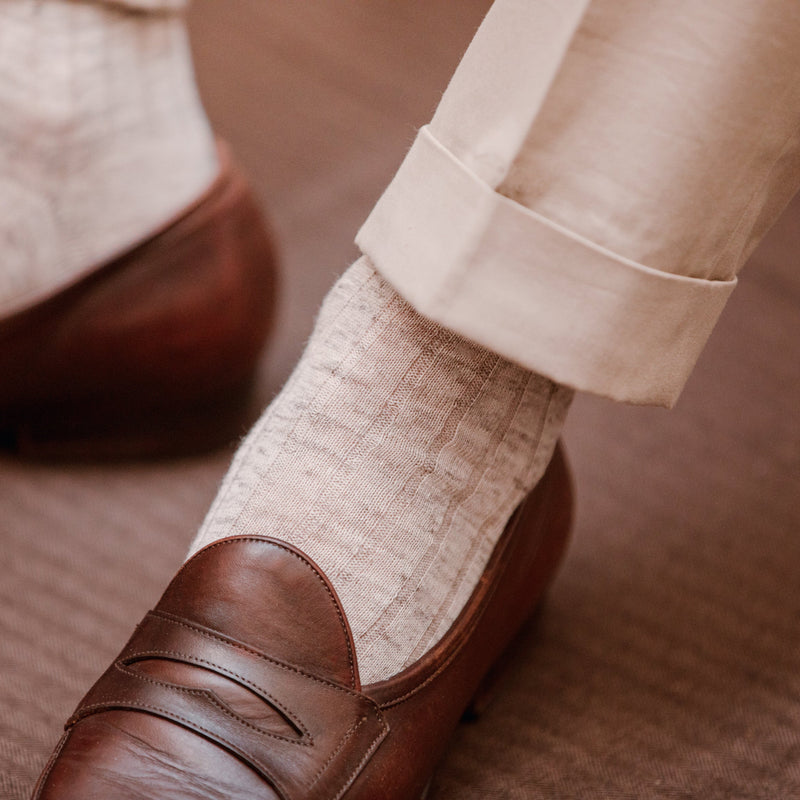Chaussettes en lin de couleur blanc cassé. Modèle pour homme de mi-bas (chaussettes hautes) de la marque Bresciani. Très aérées et robustes, elles se portent idéalement pendant l'été avec vos chaussures de ville. Pointures : du 39 au 45.