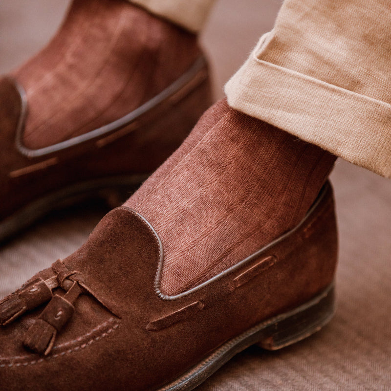 Des chaussettes marrons en lin de la marque Bresciani. Modèle pour homme hauteur mi-bas (chaussettes hautes).  Des chaussettes très respirantes et robustes, d'épaisseur fine, adaptées pour des chaussures de ville en saison chaude. Pointures : du 39 au 45.