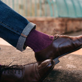 Chaussettes en lin, couleur prune. Modèle pour homme de mi-bas ( chaussettes hautes). Chaussettes très respirantes et résistantes, de la marque Bresciani. Elles se portent avec des chaussures de ville en période estivale. Pointures : du 39 au 45