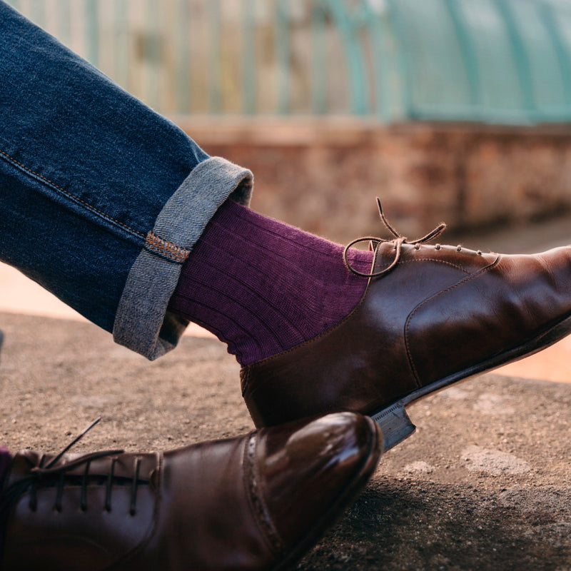 Chaussettes en lin, couleur prune. Modèle pour homme de mi-bas ( chaussettes hautes). Chaussettes très respirantes et résistantes, de la marque Bresciani. Elles se portent avec des chaussures de ville en période estivale. Pointures : du 39 au 45