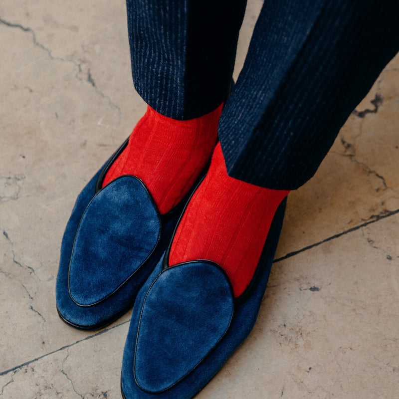 Chaussettes en lin de couleur grenat. Modèle de mi-bas (chaussettes hautes) pour homme, par la marque Bresciani. Des chaussettes résistantes et très respirantes, qui se portent avec des chaussures de ville en saison chaude. Pointures : du 39 au 45