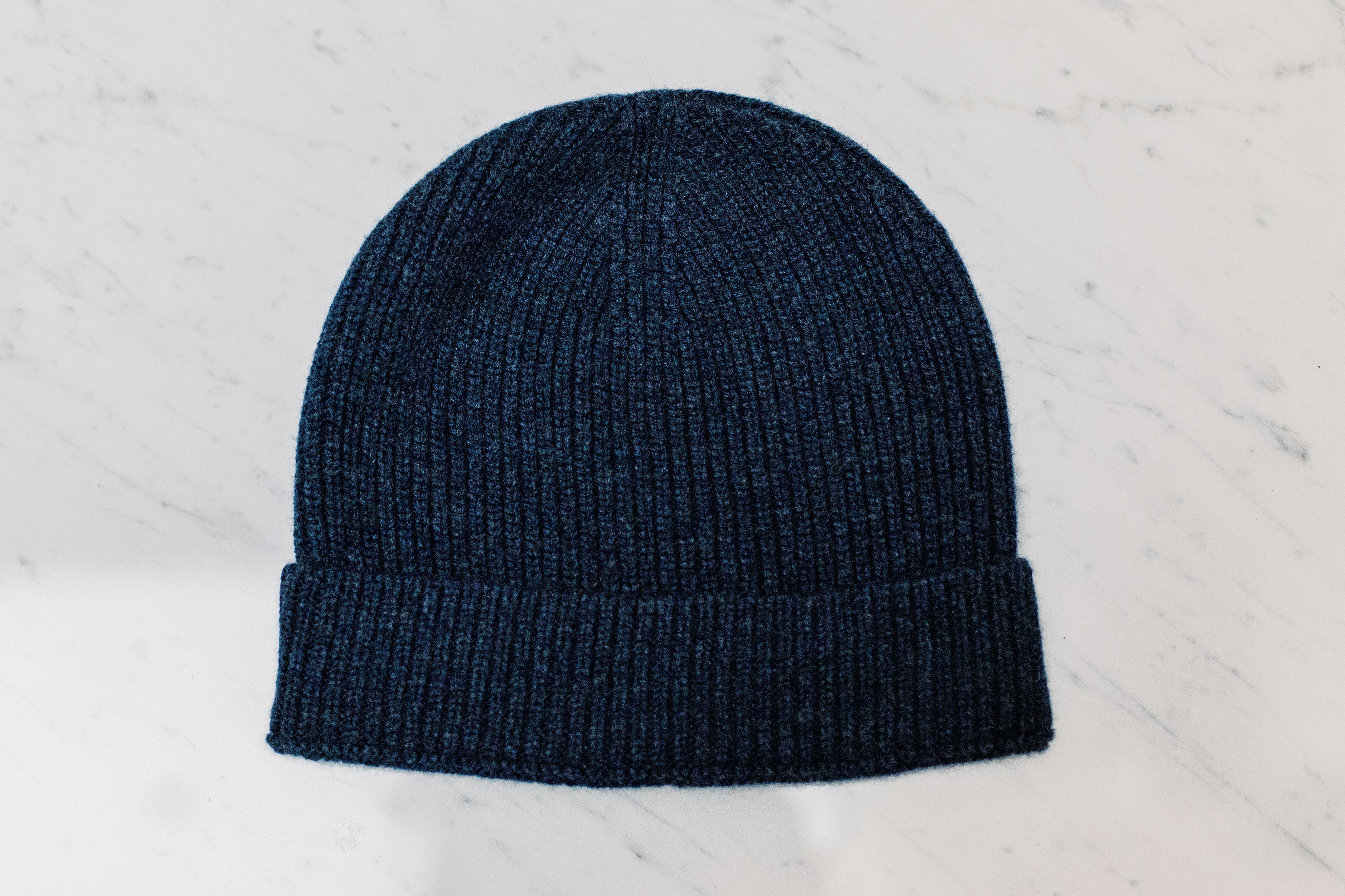 Bonnet de couleur bleu chiné, assez texturé. Bonnet unisexe en 100% cachemire, de la marque Mazarin. Epais, chaud et très doux. Fabriqué en France. Taille unique