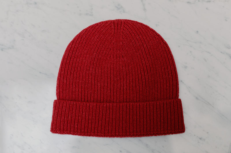Bonnet de couleur rouge écrevisse en 100% cachemire. Modèle de bonnet unisexe de la marque Mazarin. Agréable à porter, particulièrement doux et chaud. Taille unique 