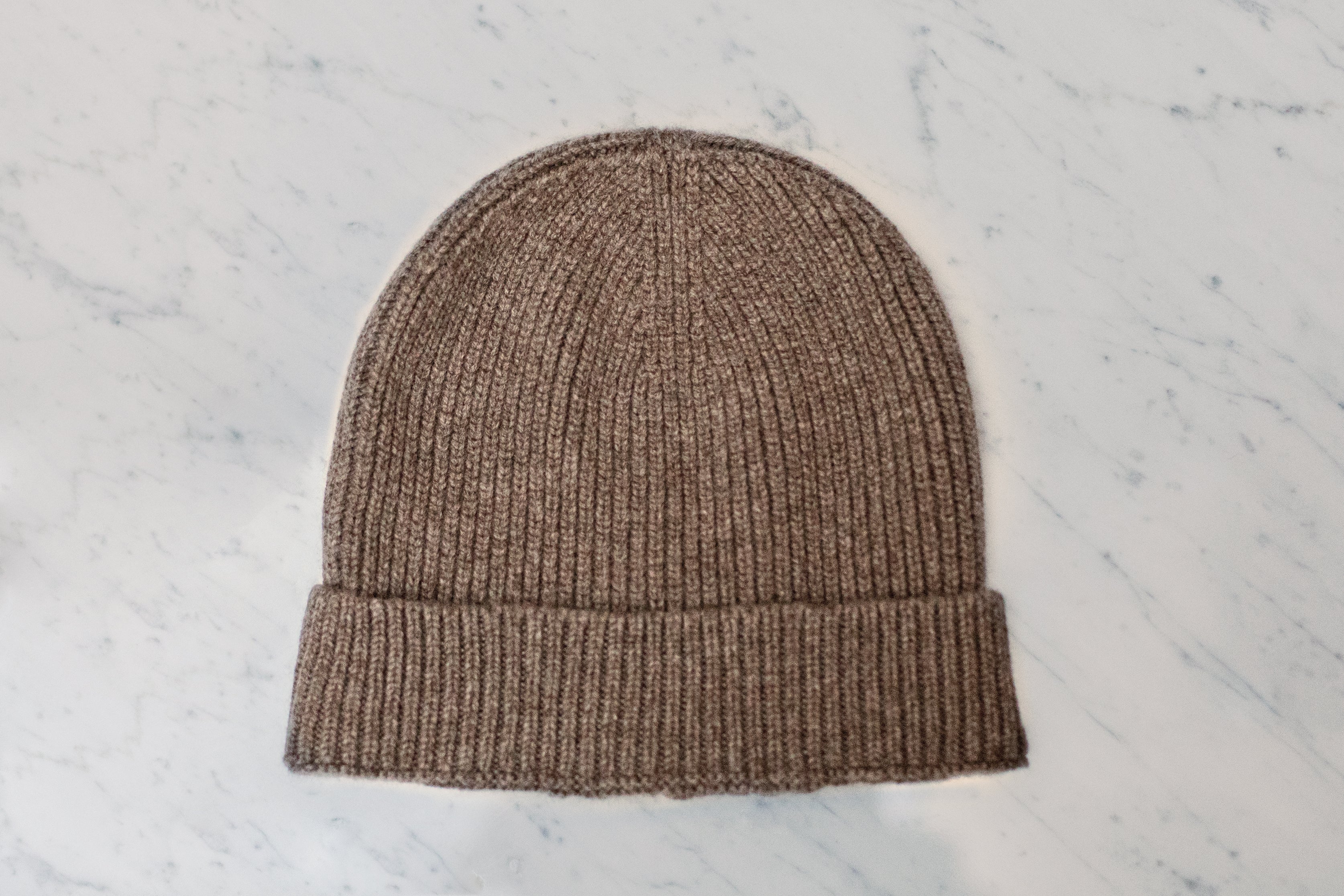 Bonnet de couleur loutre (taupe, marron glacé) en 100% cachemire. Modèle de bonnet unisexe de la marque Mazarin. Extrêmement doux, confortable et chaud. Taille unique.