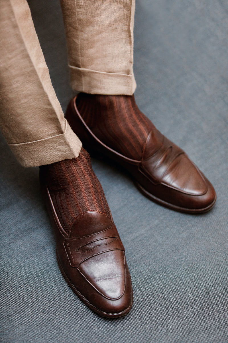 Chaussettes au motif rayé de couleurs marron et cuivre en 100% fil d'Écosse. Modèle de mi-bas (chaussettes hautes) de la marque Bresciani. Ces chaussettes légères et fines s'associent à de nombreuses tenues. Pointures : du 40 au 46
