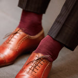 Chaussettes bordeaux lisse sans côtes en coton Sea Island. Modèle mi-bas (hautes) très douces et fines, pour homme de la marque Bresciani. Pointures : du 39 au 45.