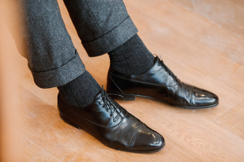 Chaussettes gris anthracite en 100% cachemire de la marque Bresciani. Modèle mi-bas (hautes) pour homme du 39 au 45.  Chaussettes épaisses, très chaudes et douces. Existent en d'autres coloris. 