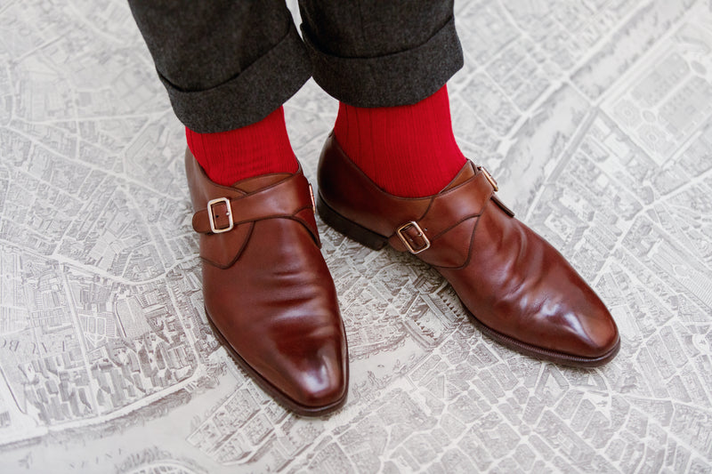Chaussettes rouge coquelicot en 100% cachemire, épaisses, moelleuses, chaudes et douces de la marque Bresciani. Modèle mi-bas (chaussettes hautes) pour homme du 39 au 45.