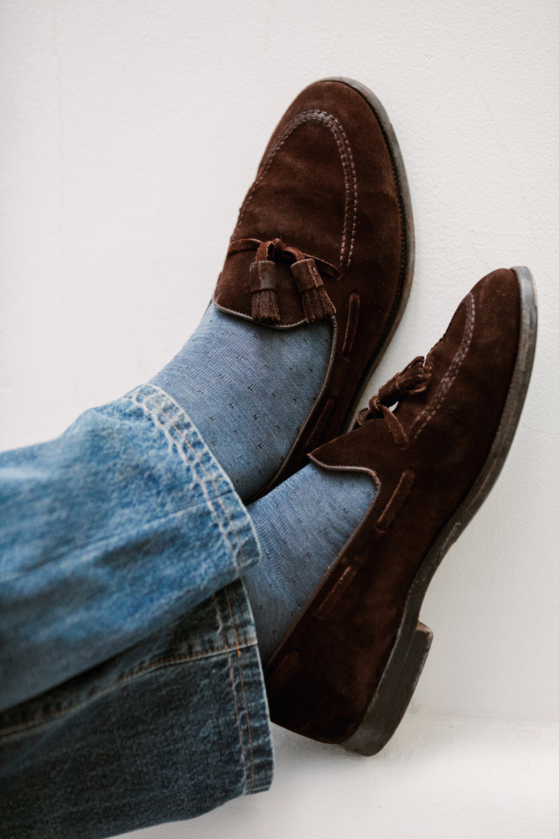 Chaussettes de couleur bleu denim à motif de pois marines, en 100% fil d'Écosse. Modèle de mi-bas (chaussettes hautes) pour homme de la marque Bresciani. Des chaussettes souples et légères, dont la couleur et le motif s'associent très bien sur des jeans. Pointures : du 39 au 45.