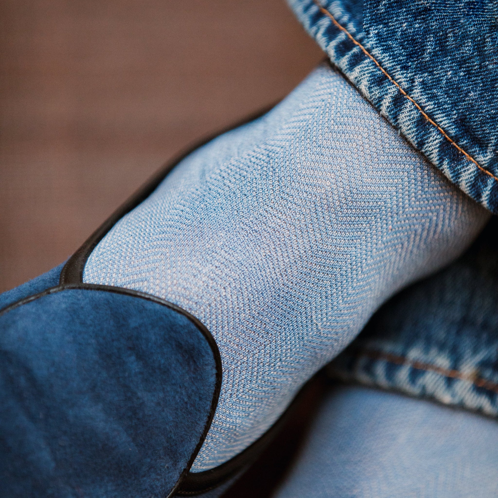 Chaussettes à motif chevrons de couleur bleu ciel et beige en 100% fil d'Écosse. Modèle de mi-bas (montantes jusqu'au genoux) pour homme de la marque Bresciani. Souples et légères, très faciles à associer. Pointures : du 39 au 45