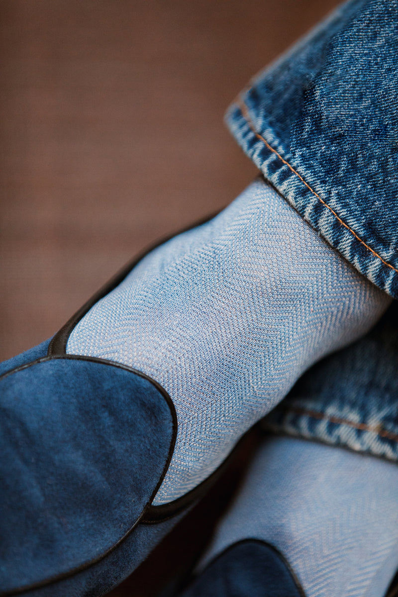Chaussettes à motif chevrons de couleur bleu ciel et beige en 100% fil d'Écosse. Modèle de mi-bas (montantes jusqu'au genoux) pour homme de la marque Bresciani. Souples et légères, très faciles à associer. Pointures : du 39 au 45