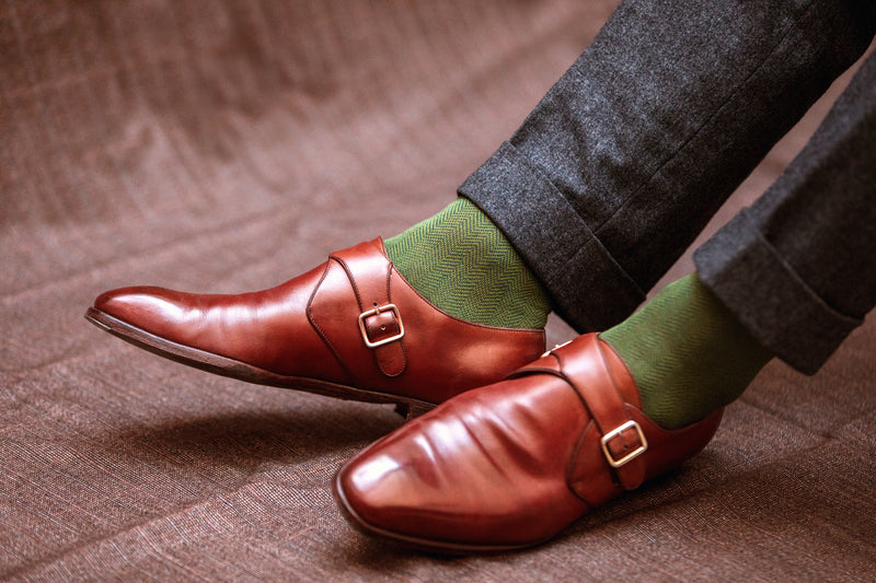 Chaussettes au motif chevrons de couleurs vert prairie et bleu marine, en 100% fil d'Écosse. Modèle pour homme de mi-bas (chaussettes hautes) de la marque Bresciani. Des chaussettes légères et douces qui conviennent parfaitement sur du bleu marine. Fabrication italienne. Pointures : du 39 au 49