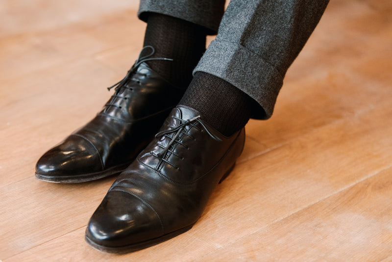 Chaussettes noires au motif grenadine, en 100% fil d'Écosse. Modèle de mi-bas (hautes) pour homme de la marque Bresciani. Douces, fines et durables. Pointures : du 39 au 45.