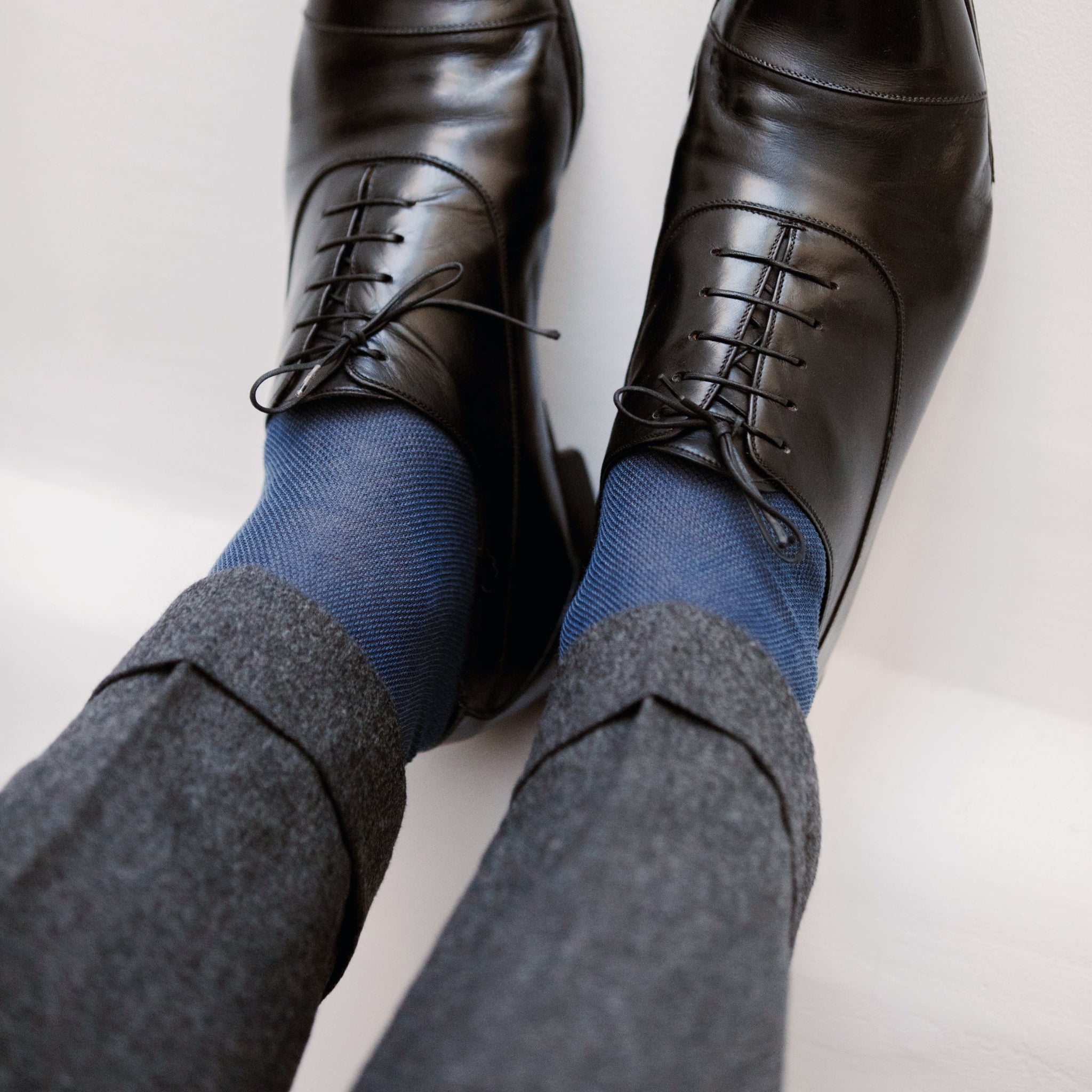 Chaussettes bleu acier au motif nid d'abeille, en 100% fil d'Écosse. Modèle de mi-bas (hautes) pour homme de la marque Bresciani. Souples, durables et légères. Pointures : du 39 au 45