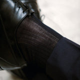 Chaussettes bleu marine de chez Bresciani en 100% fil d'Écosse. Modèle pour homme de mi-bas (chaussettes hautes). Légères et durables, d'épaisseur fine et au toucher net. Idéale dans une tenue habillée et pour des chaussures de ville. Pointures : du 36 au 49