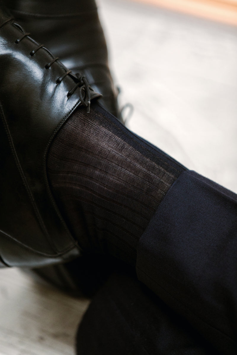 Chaussettes bleu marine de chez Bresciani en 100% fil d'Écosse. Modèle pour homme de mi-bas (chaussettes hautes). Légères et durables, d'épaisseur fine et au toucher net. Idéale dans une tenue habillée et pour des chaussures de ville. Pointures : du 36 au 49