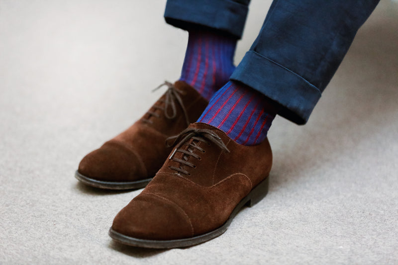 Chaussettes réversibles de couleur bleu outremer à rayures verticales rouge, en 100% fil d'Écosse. Modèle de mi-mollet (courtes) pour homme, de la marque Bresciani. Chaussettes fines et légères. Pointure : du 39 au 45