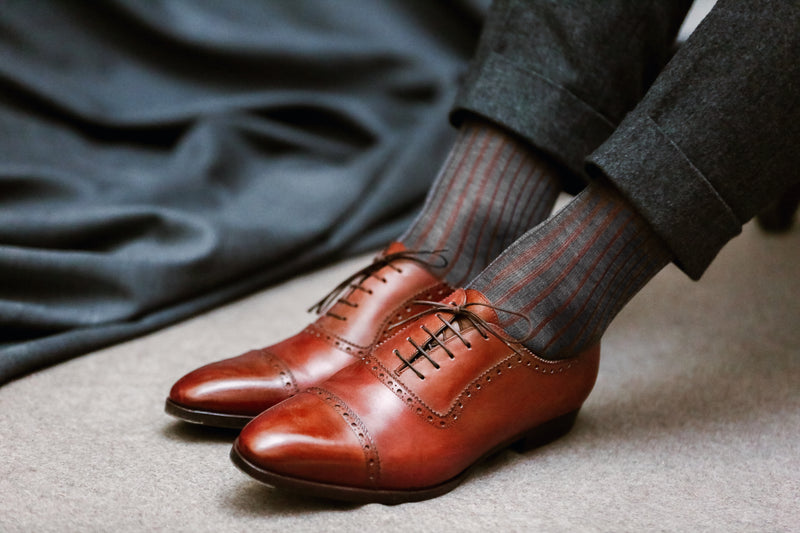 Chaussettes grises à rayures cuivre, en 100% fil d'Écosse. Modèle de mi-mollet (courtes) pour homme, de la marque Bresciani. Chaussettes fines et légères. Pointures : du 39 au 45
