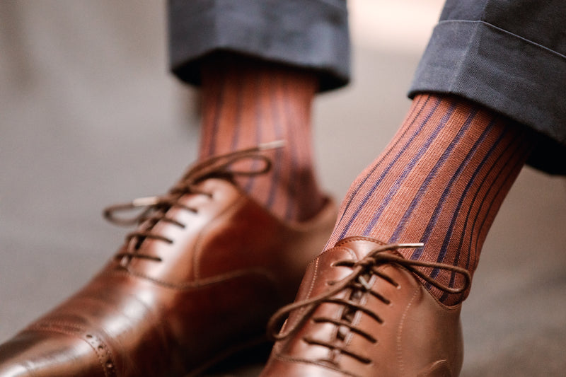 Chaussettes vanisées de couleur marron et marine, en 100% fil d'Écosse. Modèle de mi-mollet (courtes) pour homme, de la marque Bresciani. Chaussettes fines et légères. Pointure : du 39 au 45