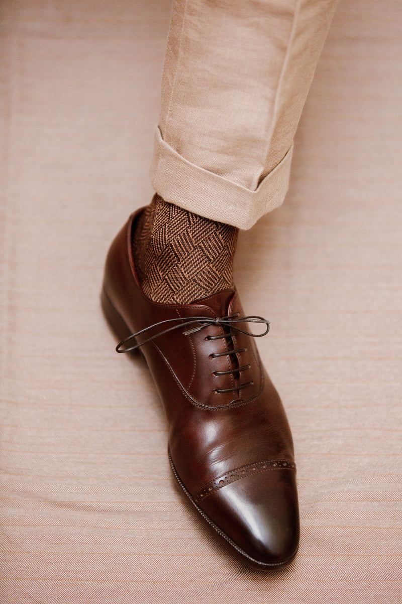 Chaussettes en laine nattée et coton marron et beige foncé motifs losanges. Modèle de chaussettes d'hiver de la marque BResciani, fines , douces et chaudes, idéales à porter dans des chaussures de ville. Pointures : du 39 au 45.