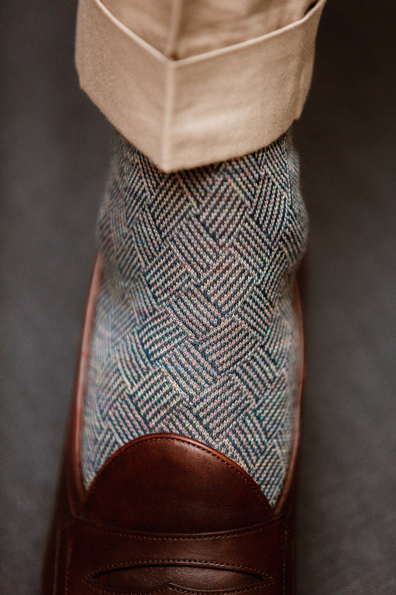 Chaussettes en laine fines et coton motif losanges acier & blanc cassé de la marque Bresciani. Chaussettes homme mi-bas (hautes) disponibles du 39 au 45. Chaussettes douces et chaudes pour l'hiver dans des chaussures de ville. 
