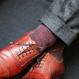 Chaussettes 80% laine bordeaux et gris acier motif caviar de la marque Bresciani (fabriquées en Italie). Chaussettes pour homme en mi-bas (hautes), laine fines, chaudes et douces. Pointures du 39 au 47.