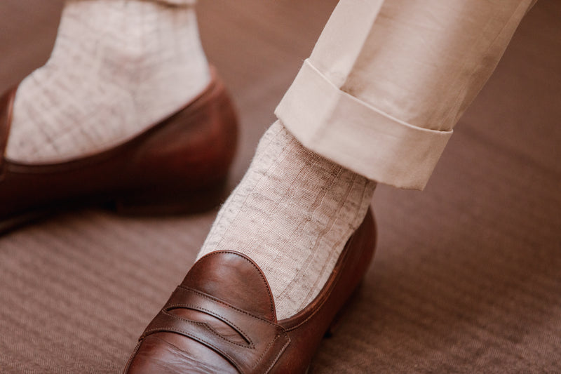 Chaussettes en lin de couleur blanc cassé. Modèle pour homme de mi-bas (chaussettes hautes) de la marque Bresciani. Très aérées et robustes, elles se portent idéalement pendant l'été avec vos chaussures de ville. Pointures : du 39 au 45.