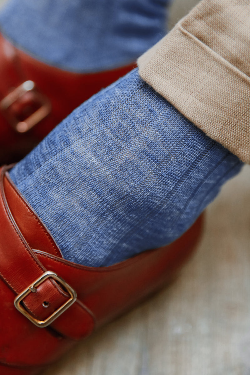 Chaussettes bleu azur en lin. Modèle de la marque Bresciani pour homme. Chaussettes résistantes et très respirantes. Hauteur mi-bas ( chaussettes hautes), à porter en saison chaude avec des chaussures de villes. Pointures : du 39 au 45