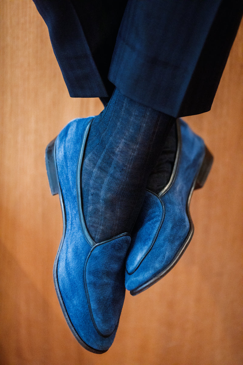 Chaussettes bleu marine en lin de la marque Bresciani. Modèle pour homme hauteur mi-bas (chaussettes hautes). Chaussettes très aérées et résistantes,  épaisseur fine, idéale pour des chaussures de ville en saison estivale. Pointures : du 39 au 45