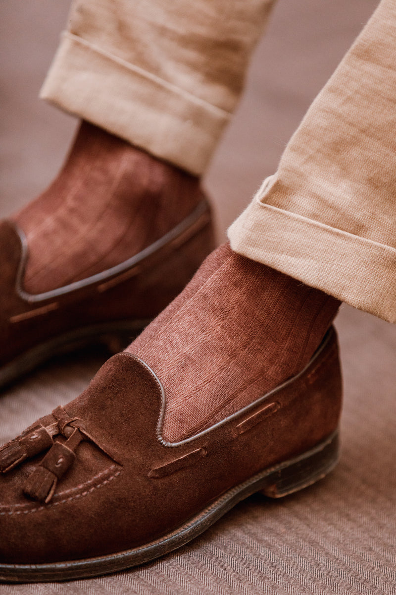 Des chaussettes marrons en lin de la marque Bresciani. Modèle pour homme hauteur mi-bas (chaussettes hautes).  Des chaussettes très respirantes et robustes, d'épaisseur fine, adaptées pour des chaussures de ville en saison chaude. Pointures : du 39 au 45.