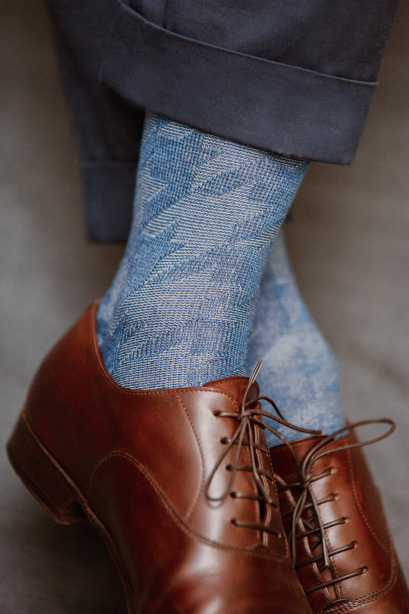 Chaussettes en 90% laine bleu et bleu acier motif pied-de-poule XXL de la marque Bresciani. Chaussettes mi-mollet (courtes), pour homme à porter en hiver. Pointures : du 39 au 45.