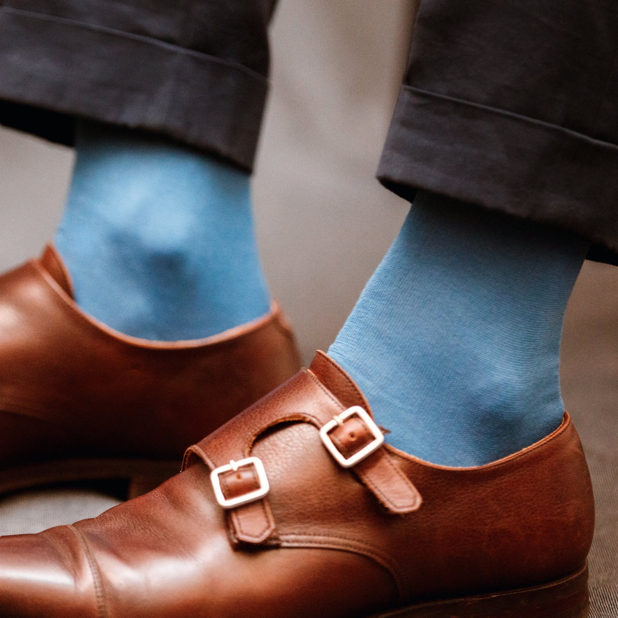 Chaussettes bleu ciel en coton sea island extra-doux et fin de la marque Bresciani. Modèle mi-bas (chaussettes hautes) pour homme, pointures du 39 au 45.
